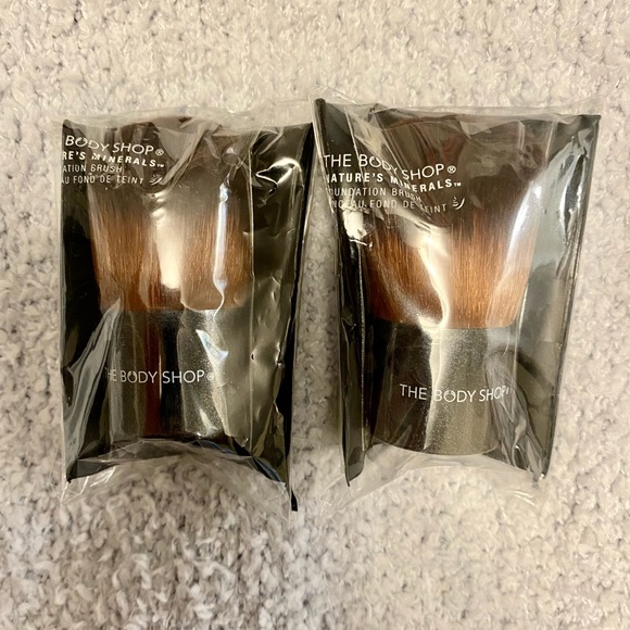 The Body Shop Mineral Powder Foundation Brush (high quality Kabuki Brush) - Picture 12 of 14